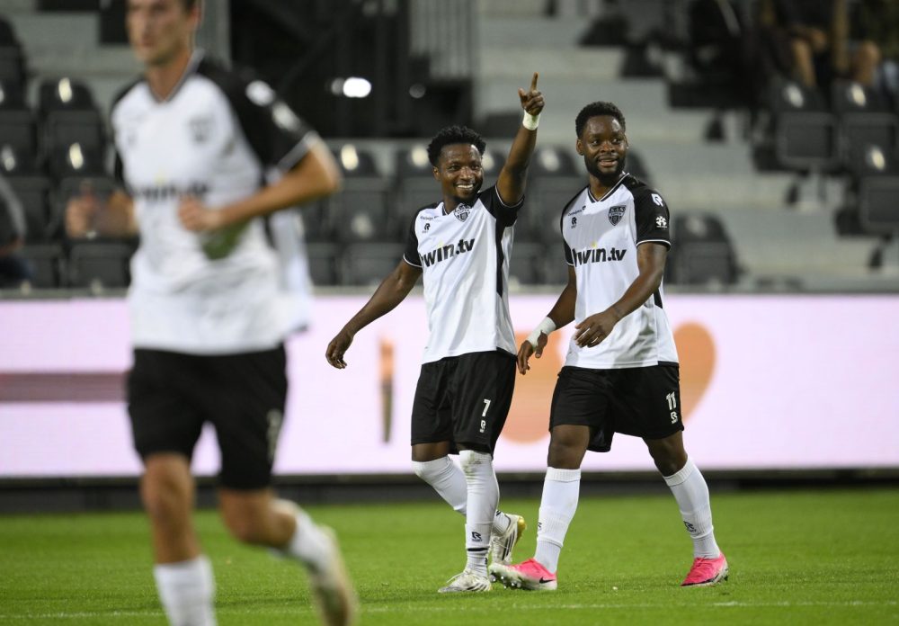 Spieler der AS Eupen freuen sich auf dem Spielfeld