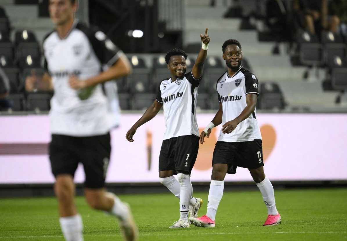 Spieler der AS Eupen freuen sich auf dem Spielfeld