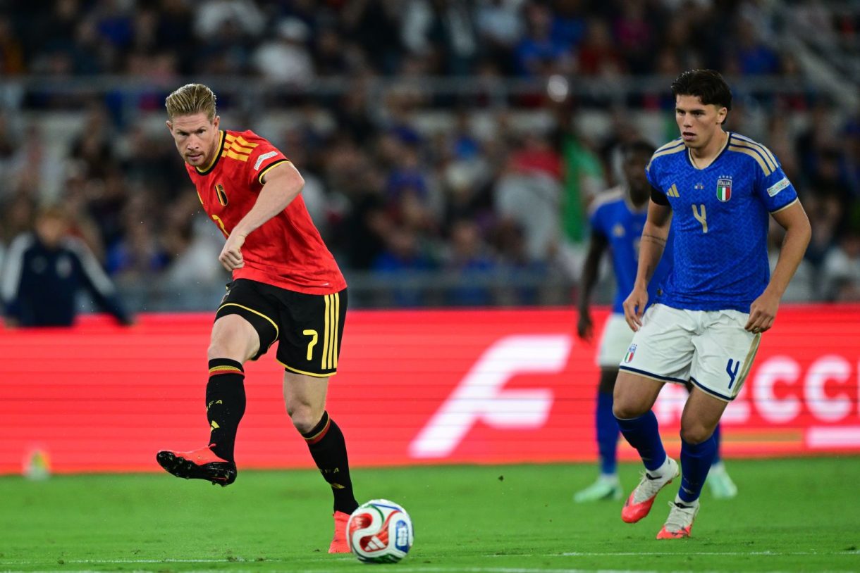 Kevin De Bruyne ist am Ball, ein italienischer Gegenspieler ist in seiner Nähe