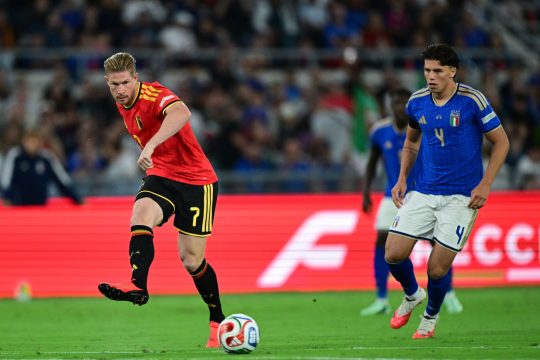 Kevin De Bruyne ist am Ball, ein italienischer Gegenspieler ist in seiner Nähe
