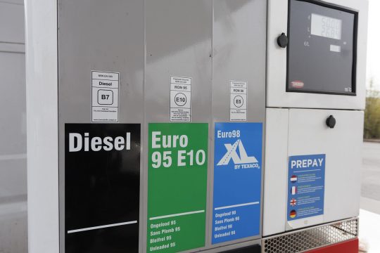 Zapfsäulen für Diesel, Euro 95 und Euro 98 an einer flämischen Tankstelle