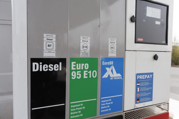 Zapfsäulen für Diesel, Euro 95 und Euro 98 an einer flämischen Tankstelle