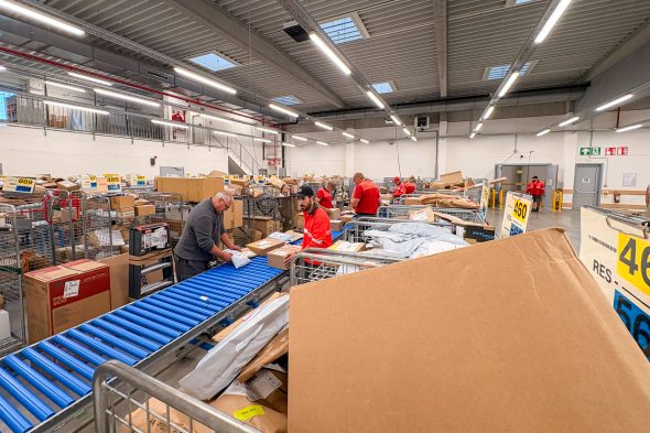 Mitarbeiter in Bpost-Zustellzentrale Lontzen