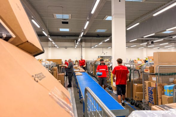 Mitarbeiter in Bpost-Zustellzentrale Lontzen