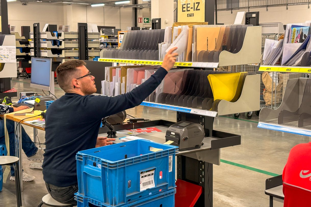 Bpost-Mitarbeiter im Zustellzentrum Lontzen