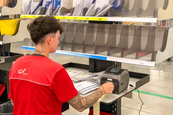 Mitarbeiter in Bpost-Zustellzentrale Lontzen