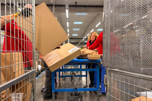 Mitarbeiter in Bpost-Zustellzentrale Lontzen