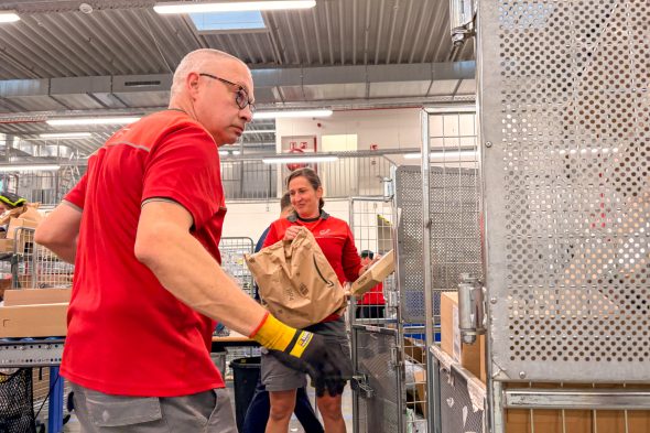 Mitarbeiter in Bpost-Zustellzentrale Lontzen