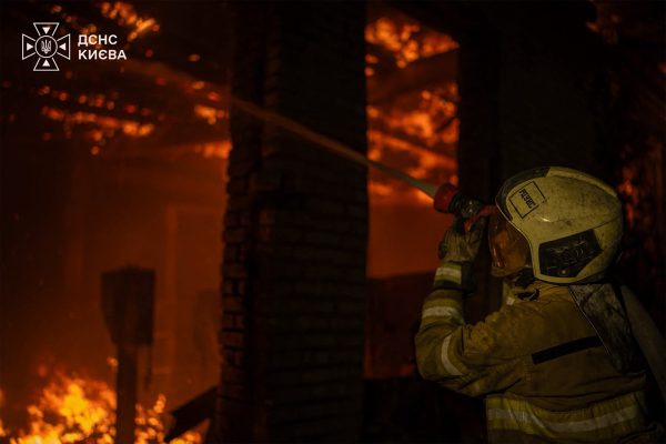 Feuerwehrleute bekämpfen einen Brand an einer Tankstelle in Kiew