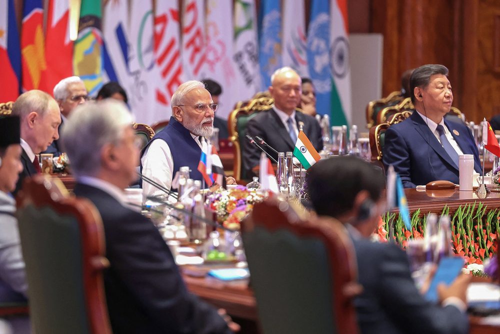 Teilnehmer der Brics-Staaten sitzen gemeinsam an einem Tisch