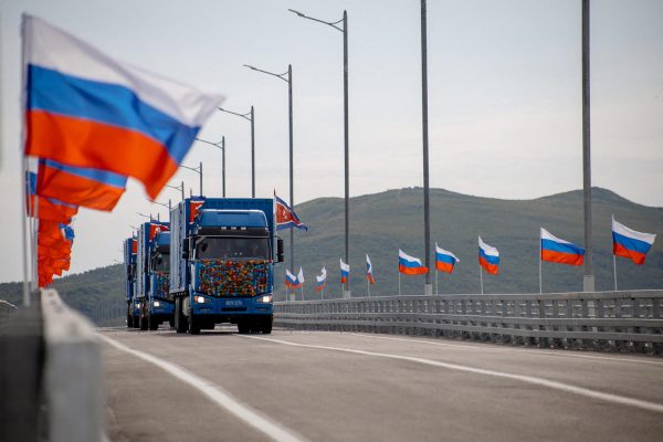 Erste nordkoreanische LKW überqueren die neue Brücke nach Russland
