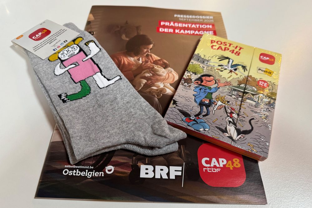 Socken, Post-its und eine Infobroschüre zu CAP48