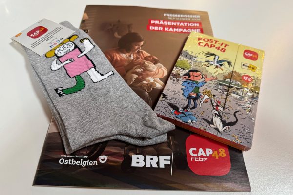 Socken, Post-its und eine Infobroschüre zu CAP48