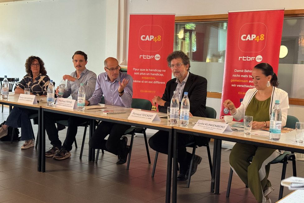 Vertreter von CAP48 bei einer Pressekonferenz