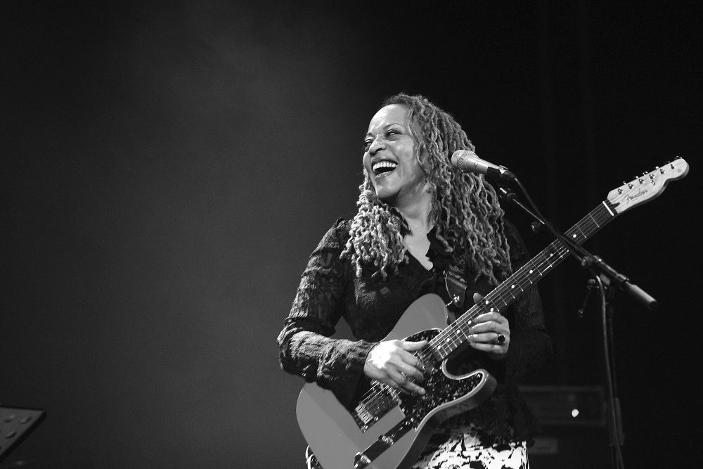 Cassandra Wilson mit Gitarre auf der Bühne des Skopje Jazz Festival