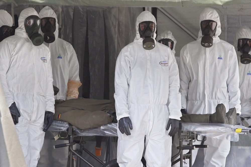 Soldaten in CBRN-Schutzausrüstung
