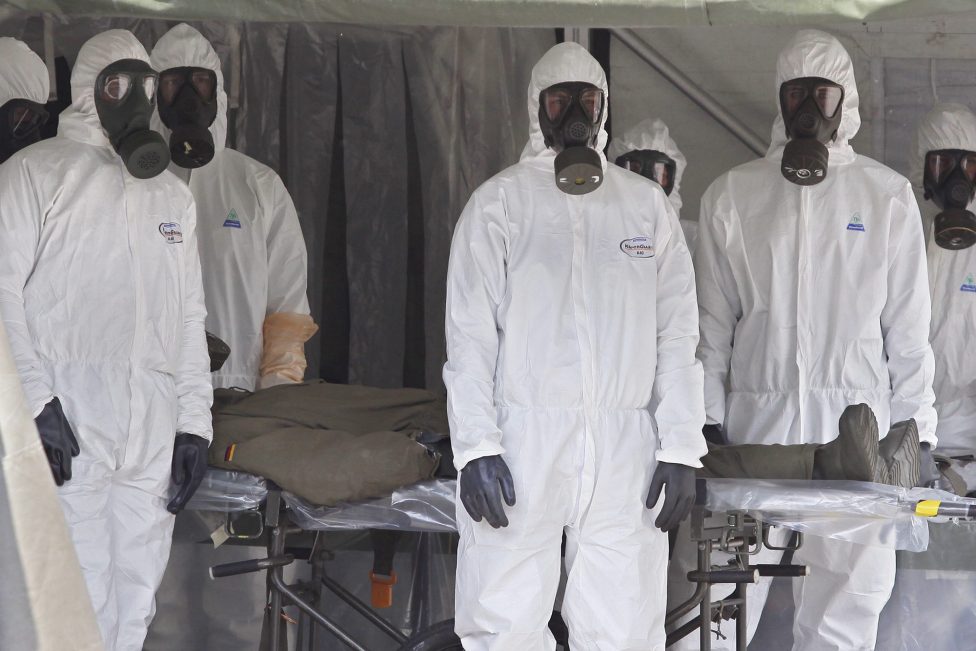 Soldaten in CBRN-Schutzausrüstung