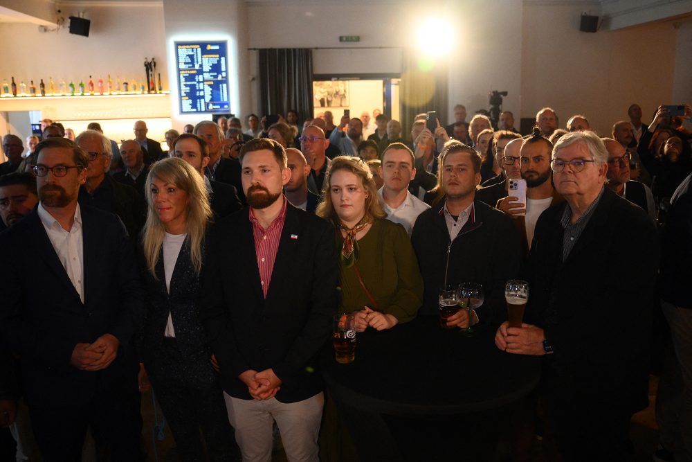 CDU-Mitglieder auf Wahlparty gucken enttäuscht und entsetzt bei der Bekanntgabe der Wahlergebnisse