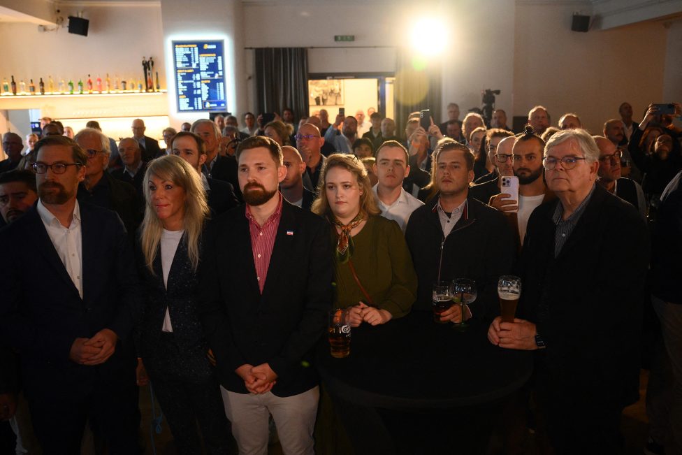 CDU-Mitglieder auf Wahlparty gucken enttäuscht und entsetzt bei der Bekanntgabe der Wahlergebnisse