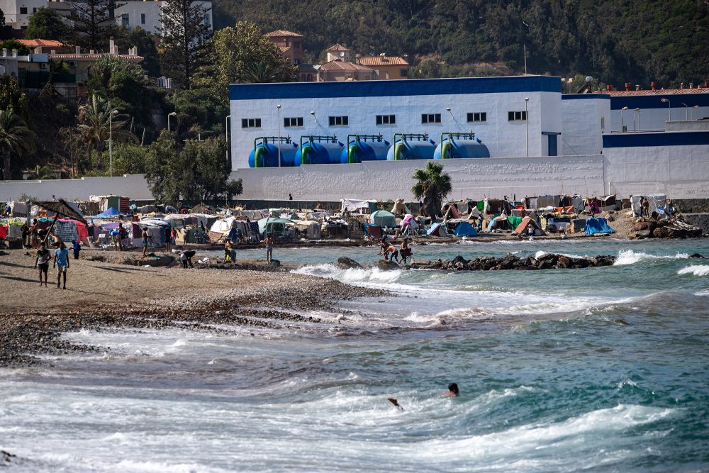 provisorische Zelte von Migranten am Strand von Benitez in Ceuta