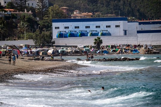 provisorische Zelte von Migranten am Strand von Benitez in Ceuta
