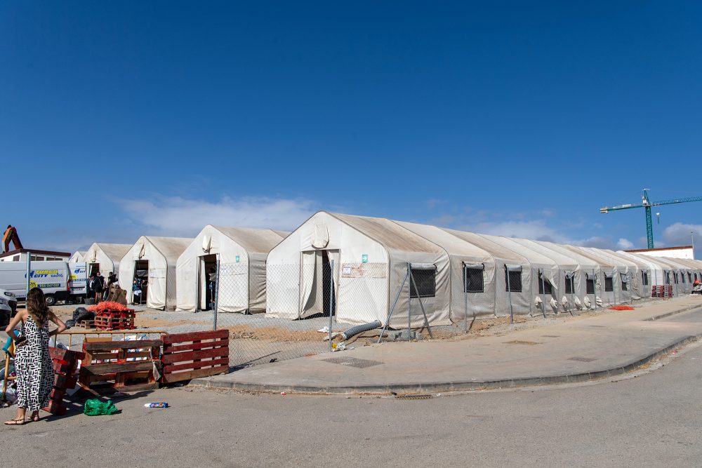 Flüchtlings-Camp in Ceuta: Weiße Zelte dicht an dicht