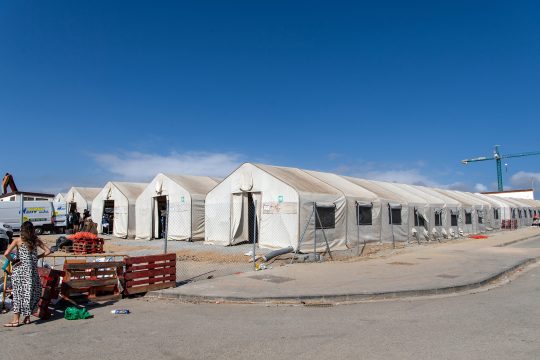 Flüchtlings-Camp in Ceuta: Weiße Zelte dicht an dicht