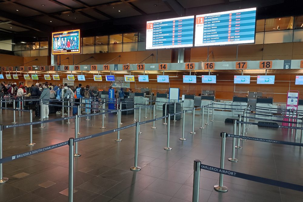Abflug-Terminal am Flughafen Charleroi, einige Schalter sind leer