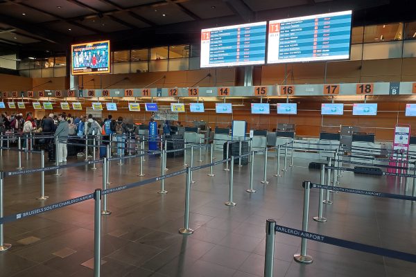 Abflug-Terminal am Flughafen Charleroi, einige Schalter sind leer