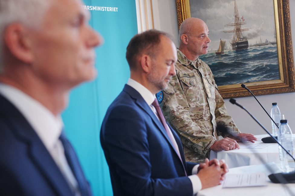 Dänemarks Verteidigungsminister Jeppe Bruus (M.), Geheimdienstchef Thomas Ahrenkiel (l.) und Generalstabschef Michael Hyldgaard (r.) bei der Pressekonferenz zur Einschätzung des dänischen Militärgeheimdienstes zur Bedrohung durch Russland in Kopenhagen