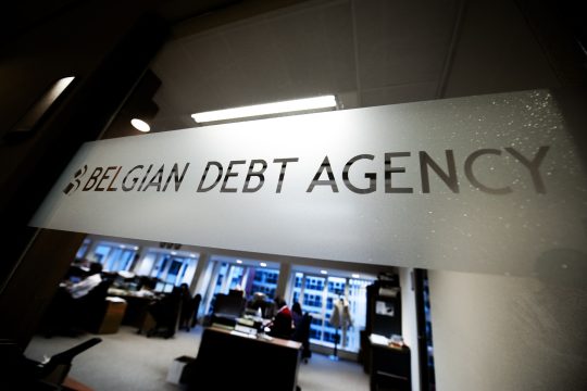 Räumlichkeiten der föderalen Schuldagentur mit dem Schriftzug 'Belgian Debt Agency'
