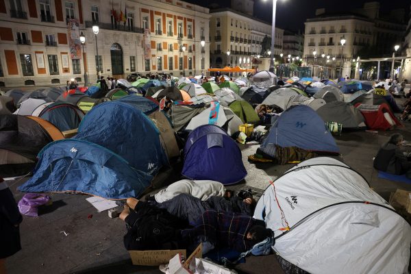 Demonstranten errichten ein Protestcamp