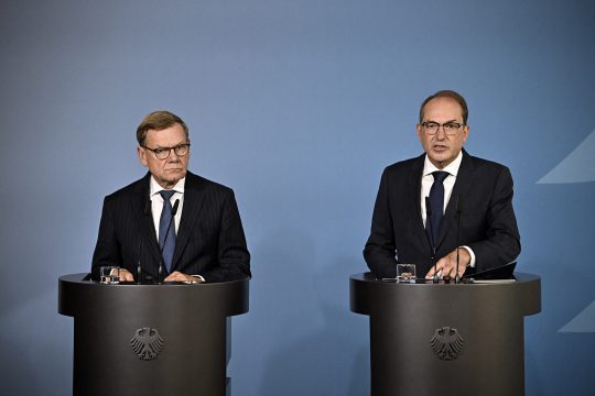 Deutschlands Innenminister Alexander Dobrindt und Außenminister Johann Wadephul bei de Pressekonferenz am 1. September 2026