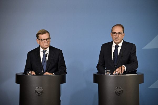 Deutschlands Innenminister Alexander Dobrindt und Außenminister Johann Wadephul bei de Pressekonferenz am 1. September 2026