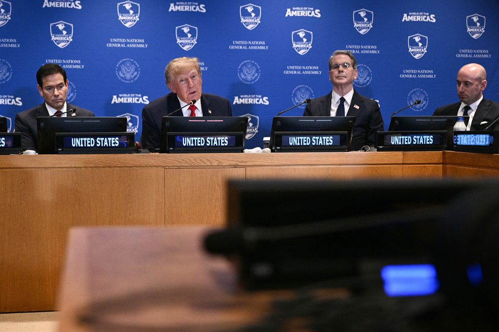 US-Außenminister Marco Rubio, US-Präsident Donald Trump, US-Finanzminister Scott Bessent und der stellvertretende Stabschef des Weißen Hauses, Stephen Miller, nehmen am Rande der 81. Generalversammlung der Vereinten Nationen in New York an einem Treffen im Rahmen der Initiative „Shield of the Americas“ teil.