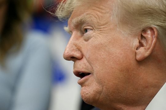 Nahaufnahme von Donald Trump im Oval Office
