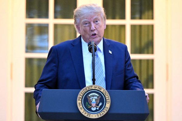 Donald Trump am Rednerpult vor dem Weißen Haus