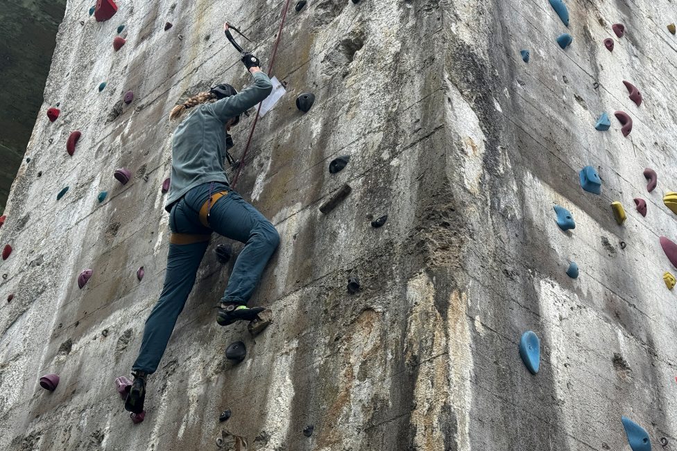 Kletterin am Viadukt in Born