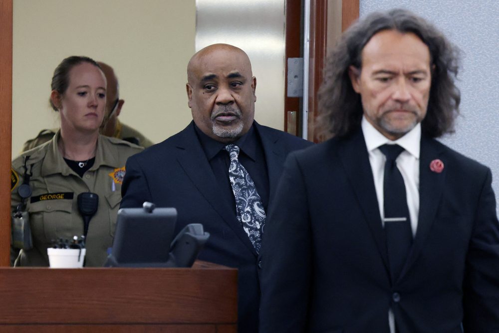 Der Angeklagte Duane Davis vor der Urteilsverkündung am Montag, vor ihm ist sein Anwalt, hinter ihm eine Justizangestellte