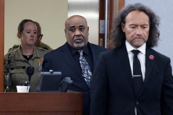 Der Angeklagte Duane Davis vor der Urteilsverkündung am Montag, vor ihm ist sein Anwalt, hinter ihm eine Justizangestellte