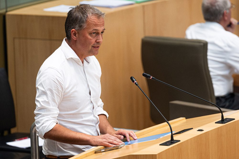 Egbert Lachaert spricht im Flämischen Parlament