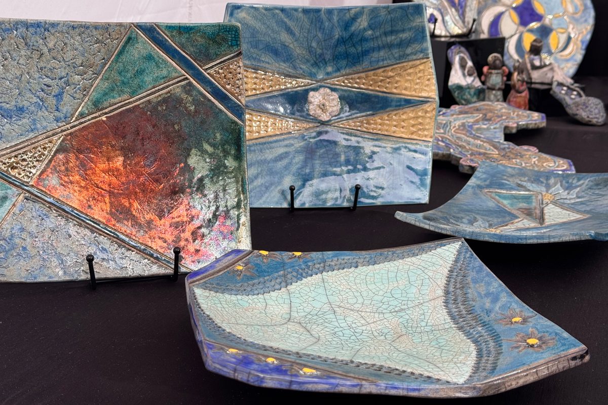 Ausstellungsstücke auf dem Keramikmarkt in Raeren