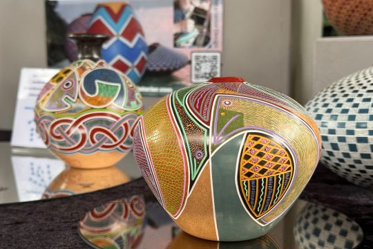 Ausstellungsstücke auf dem Keramikmarkt in Raeren