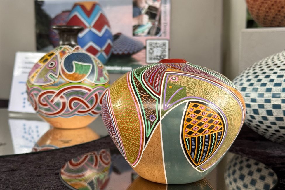 Ausstellungsstücke auf dem Keramikmarkt in Raeren