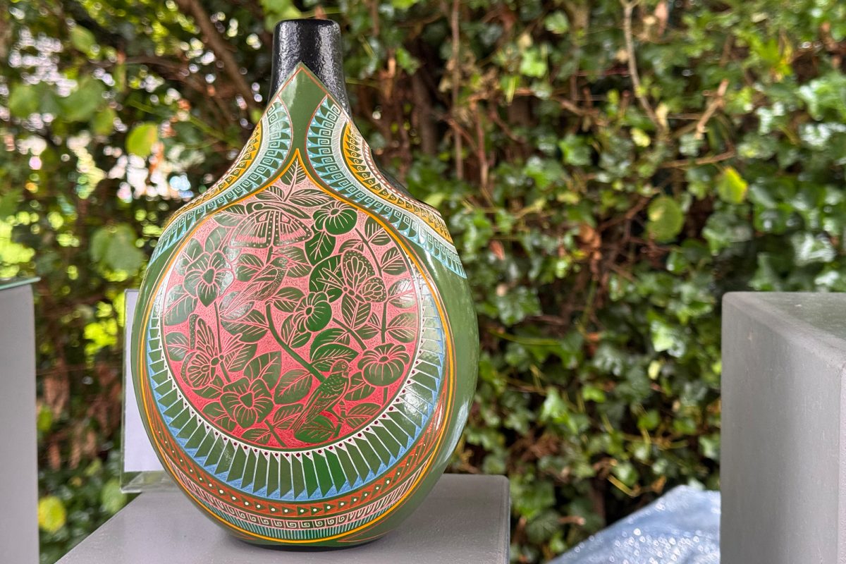 Ausstellungsstücke auf dem Keramikmarkt in Raeren