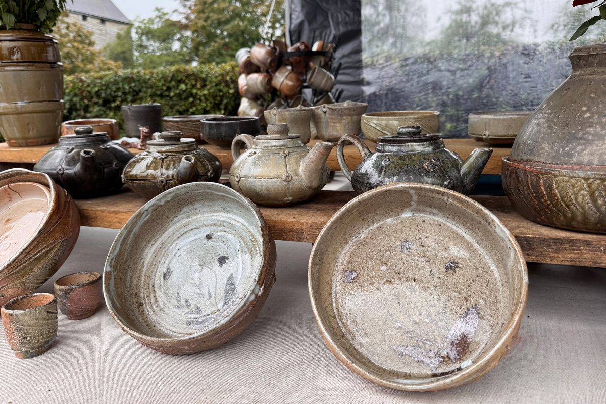 Ausstellungsstücke auf dem Keramikmarkt in Raeren