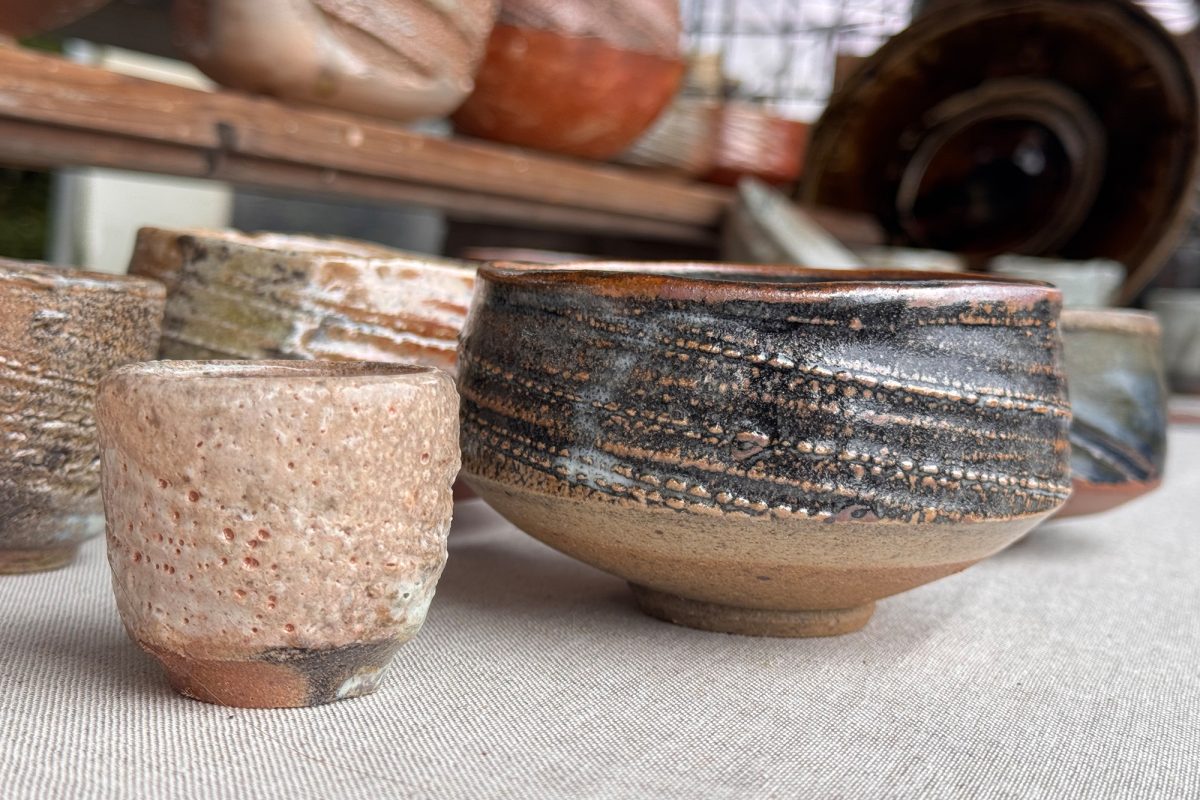 Ausstellungsstücke auf dem Keramikmarkt in Raeren