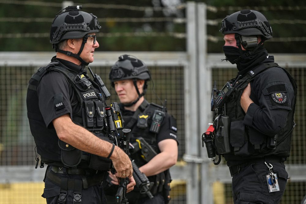 Bewaffnete Poizisten blockieren den Zugang zu der Luftwaffenbasis RAF Fairford