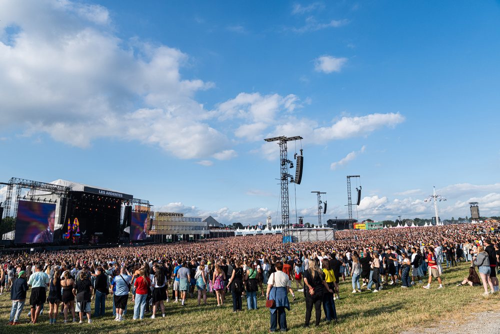 Zahlreiche Besucher vor der Bühne des Festivals Les Ardentes