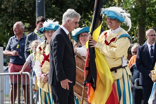 König Philippe unterhält sich bei den "Fêtes de Wallonie" in Namur mit einem Mann in folkloristischem Kostüm